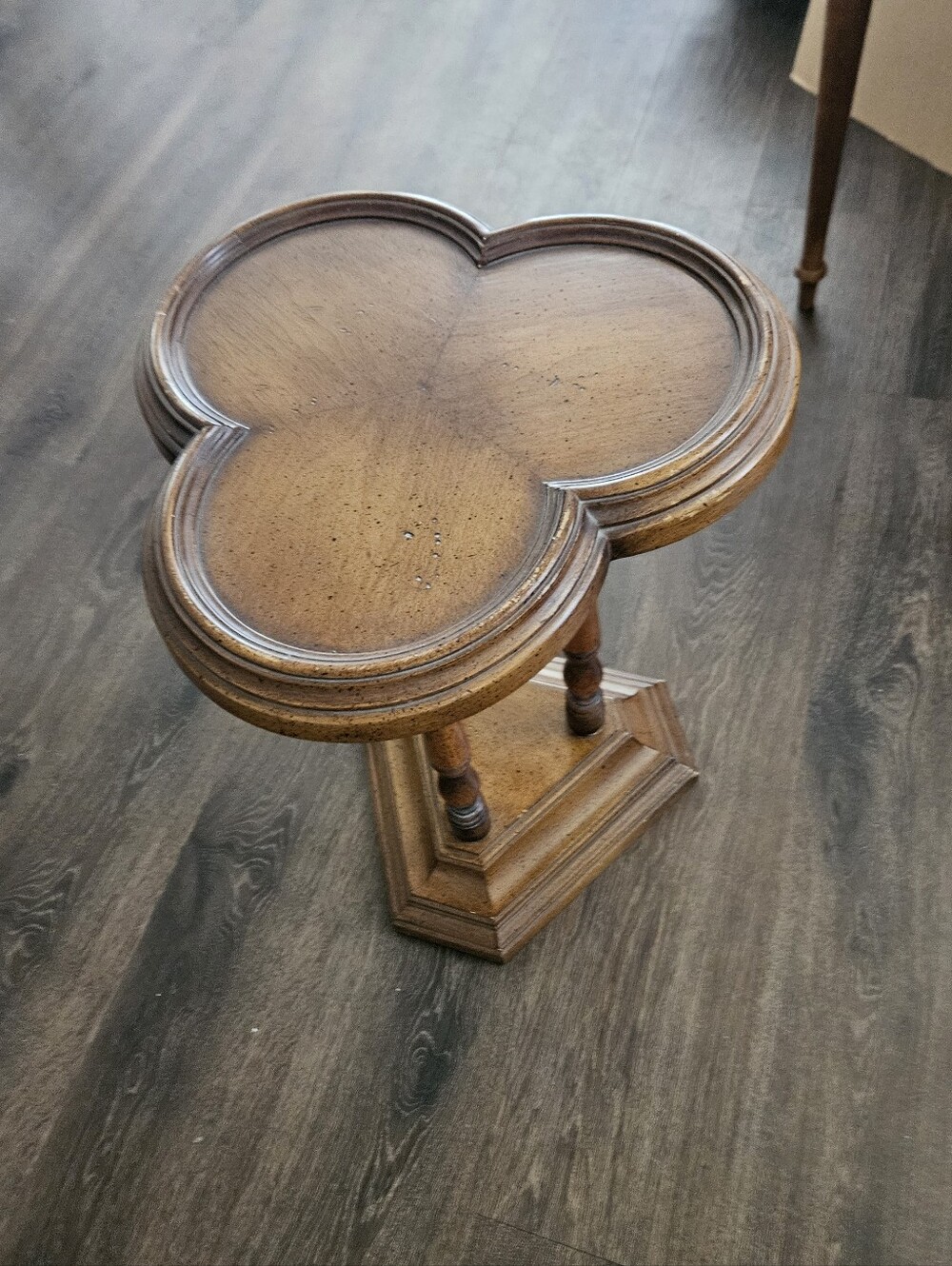 Vintage Clover-Top Accent Table in Warm Brown - Picture 2 of 9